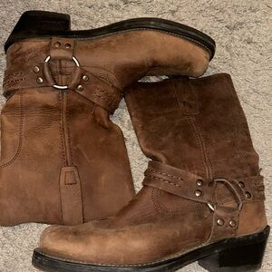 brown boots (cowgirl)